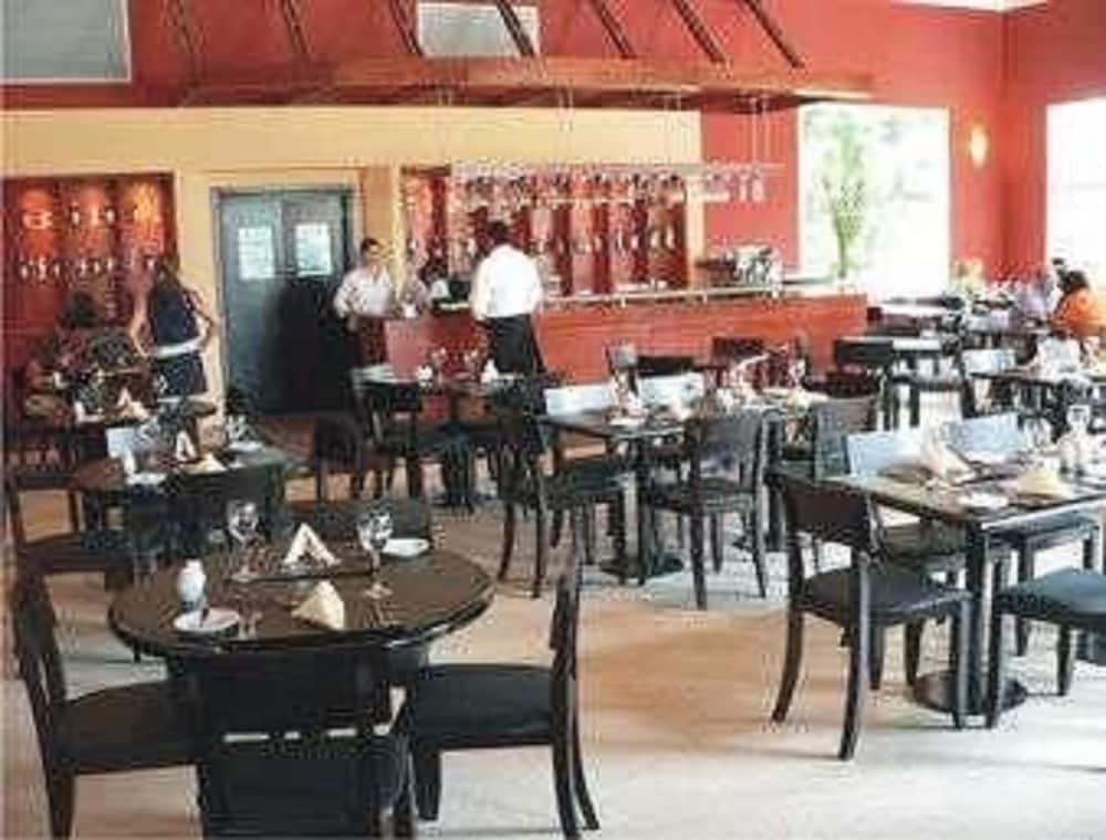 Howard Johnson Pilar Resort Spa & Convention Center Restoran gambar