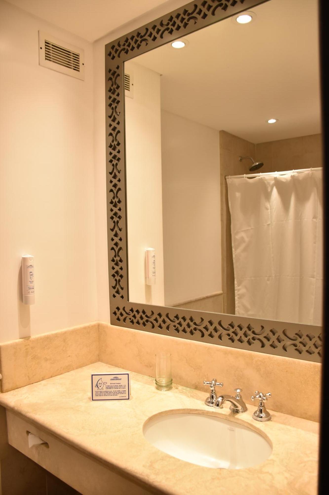 Howard Johnson Pilar Resort Spa & Convention Center Luaran gambar