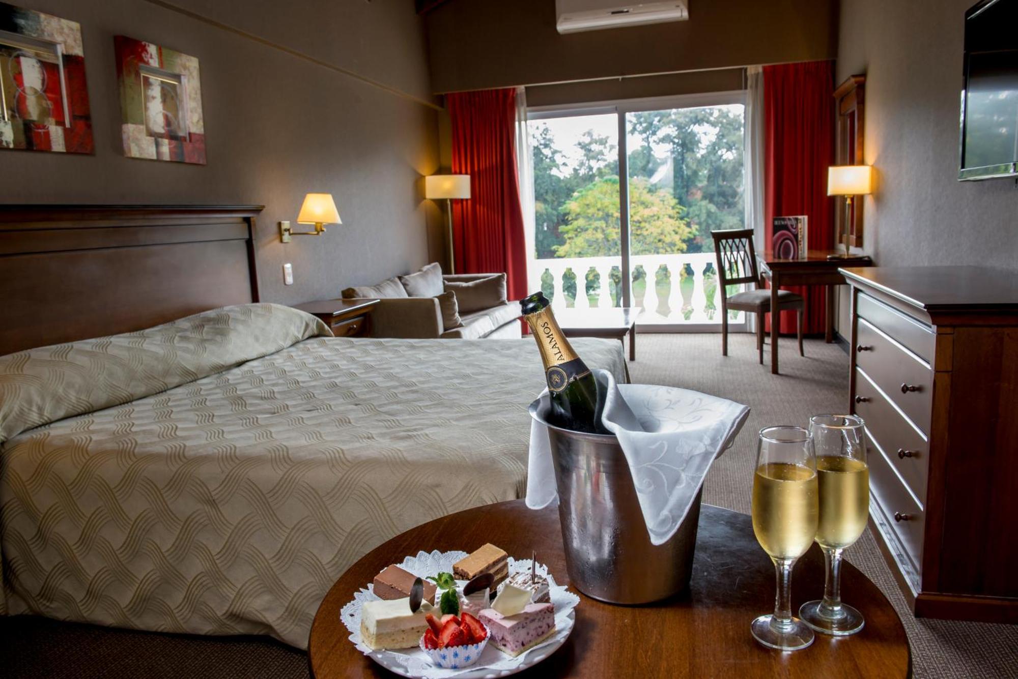 Howard Johnson Pilar Resort Spa & Convention Center Bilik gambar