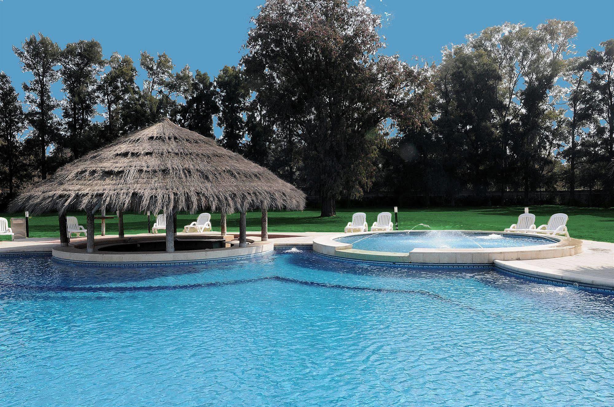 Howard Johnson Pilar Resort Spa & Convention Center Luaran gambar
